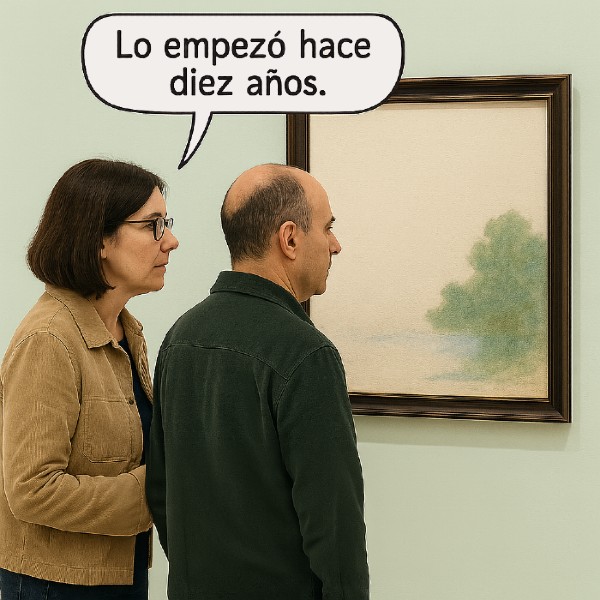 Dos personas observan un cuadro casi en blanco en una galería de arte; una de ellas comenta: “Lo empezó hace diez años”. El cuadro, apenas iniciado, simboliza un proyecto abandonado por la procrastinación.